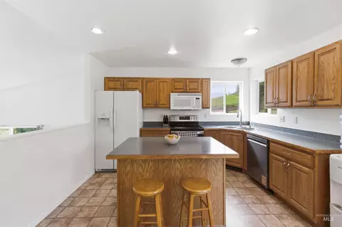 Kitchen - 483 E Valleyview Ave, Genesee, ID 83832 photo 2 of 5
