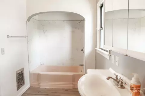 Bath - 2993 2nd St, Harper, OR 97906 photo 2 of 2