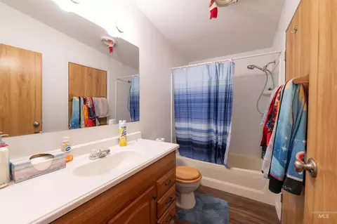 Bath - 710 White Hawk Ln, Hagerman, ID 83332 photo 1 of 2