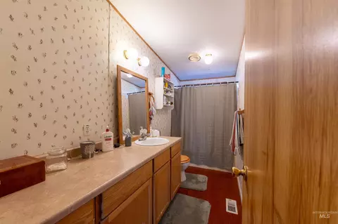Bath - 710 White Hawk Ln, Hagerman, ID 83332 photo 2 of 2