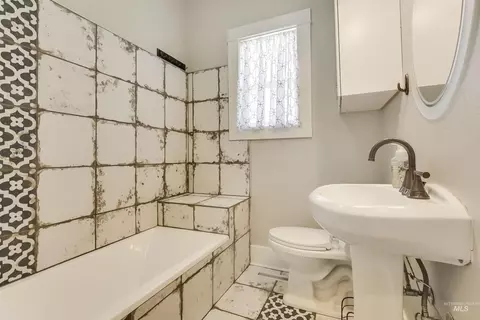Bath - 409 E Ave C, Jerome, ID 83338 photo 1 of 2