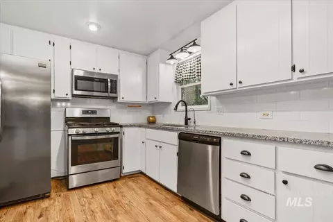 Kitchen - 1184 Downing Dr, Eagle, ID 83616 photo 3 of 4