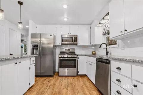 Kitchen - 1184 Downing Dr, Eagle, ID 83616 photo 2 of 4