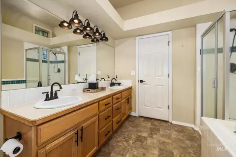Bath - 1449 N Echo Creek Pl, Eagle, ID 83616 photo 2 of 4