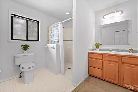 Bath - 575 N Pebble Beach Way, Eagle, ID 83616 photo 4 of 5
