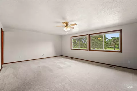 Living - 575 N Pebble Beach Way, Eagle, ID 83616 photo 3 of 5
