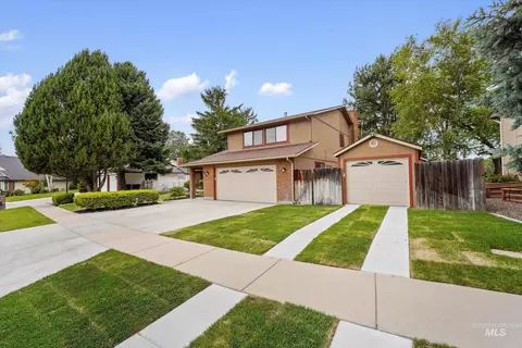 Exterior - 575 N Pebble Beach Way, Eagle, ID 83616 photo 3 of 10