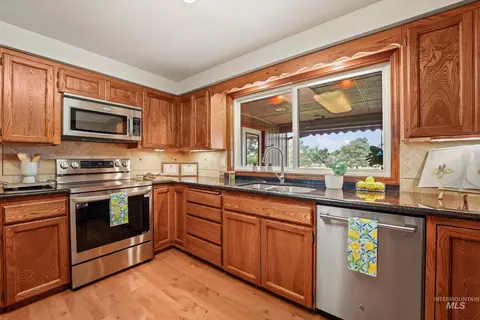 Kitchen - 575 N Pebble Beach Way, Eagle, ID 83616 photo 2 of 6
