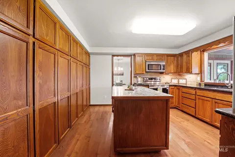 Kitchen - 575 N Pebble Beach Way, Eagle, ID 83616 photo 4 of 6