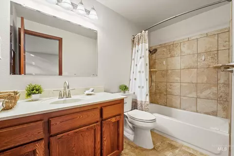 Bath - 575 N Pebble Beach Way, Eagle, ID 83616 photo 2 of 5