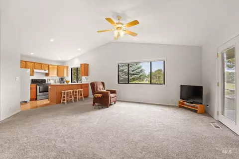 Living - 575 N Pebble Beach Way, Eagle, ID 83616 photo 4 of 5