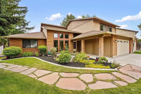 Exterior - 575 N Pebble Beach Way, Eagle, ID 83616 photo 2 of 10