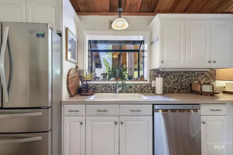 Kitchen - 2831 9th Ave E, Twin Falls, ID 83301 photo 3 of 6