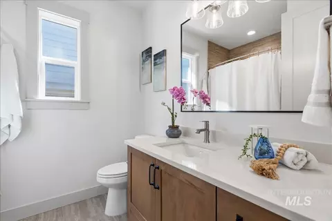 Bath - 801 E Crescendo St, Meridian, ID 83642 photo 2 of 3
