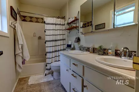 Bath - 2992 9th Ave E, Twin Falls, ID 83301 photo 3 of 3
