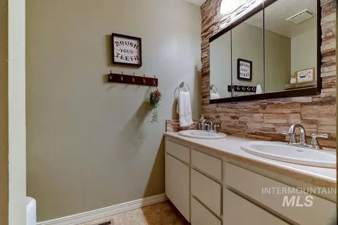 Bath - 2992 9th Ave E, Twin Falls, ID 83301 photo 2 of 3