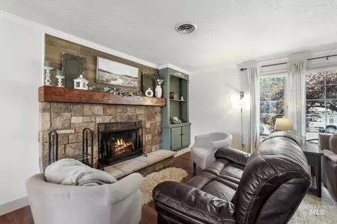 Living - 2139 Hillcrest Ln, Twin Falls, ID 83301 photo 1 of 3