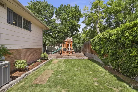 Exterior - 2139 Hillcrest Ln, Twin Falls, ID 83301 photo 5 of 9