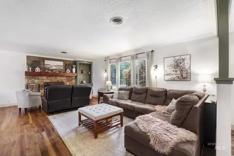 Living - 2139 Hillcrest Ln, Twin Falls, ID 83301 photo 2 of 3