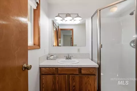 Bath - 14961 Eagle Dr, Caldwell, ID 83607 photo 2 of 3