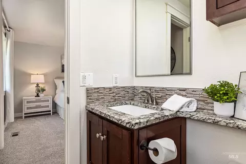 Bath - 371 S Harlan Pl, Eagle, ID 83616 photo 2 of 3