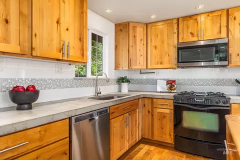 Kitchen - 371 S Harlan Pl, Eagle, ID 83616 photo 3 of 7