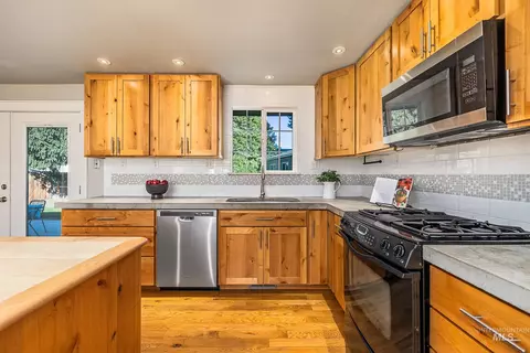 Kitchen - 371 S Harlan Pl, Eagle, ID 83616 photo 2 of 7