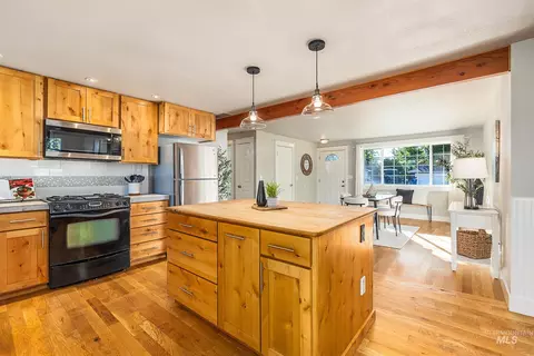 Kitchen - 371 S Harlan Pl, Eagle, ID 83616 photo 6 of 7