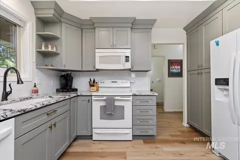 Kitchen - 1496 Pine Rdg, Cascade, ID 83611 photo 5 of 5