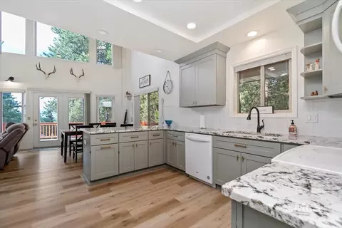 Kitchen - 1496 Pine Rdg, Cascade, ID 83611 photo 4 of 5