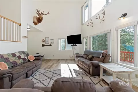 Living - 1496 Pine Rdg, Cascade, ID 83611 photo 1 of 3