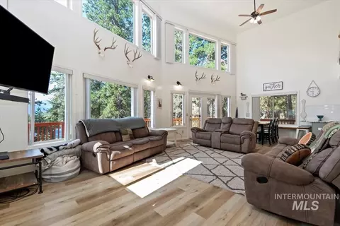 Living - 1496 Pine Rdg, Cascade, ID 83611 photo 3 of 3