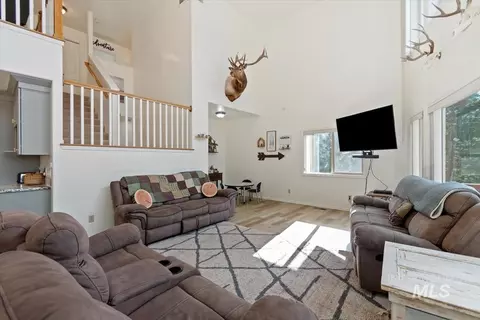 Living - 1496 Pine Rdg, Cascade, ID 83611 photo 2 of 3