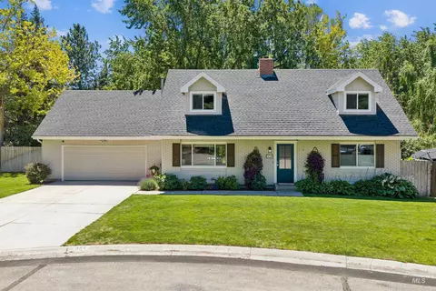 Exterior - 359 N Rene Pl, Eagle, ID 83616 photo 2 of 13