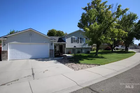 2450 W Santa Clara Dr, Meridian, ID 83642