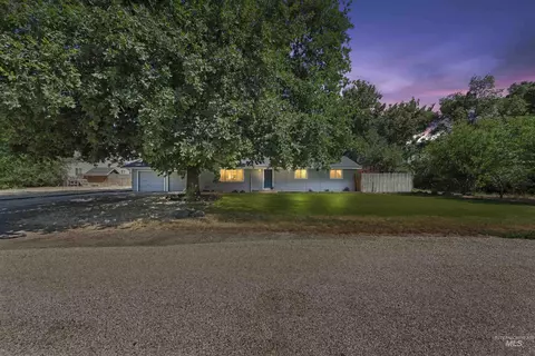 1122 E Iowa, Nampa, ID 83686