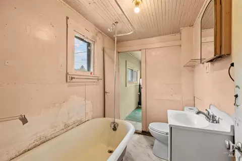 Bath - 928 W 4th St, Weiser, ID 83672 photo 1 of 1