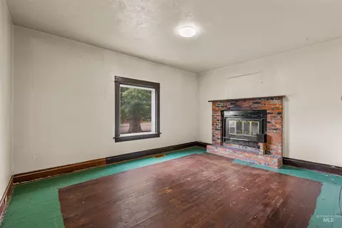 Living - 928 W 4th St, Weiser, ID 83672 photo 1 of 2