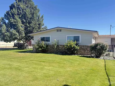 2717 E Victory Rd, Nampa, ID 83687