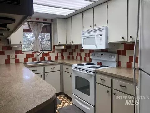 Kitchen - 512 Skyline Dr, Cascade, ID 83611 photo 1 of 2