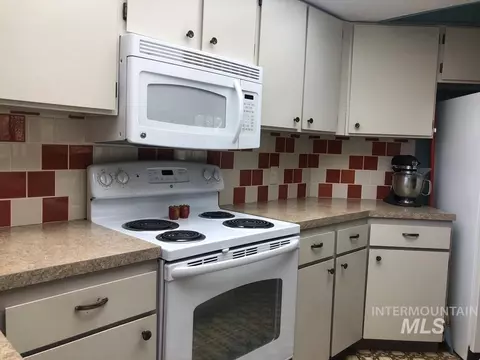 Kitchen - 512 Skyline Dr, Cascade, ID 83611 photo 2 of 2