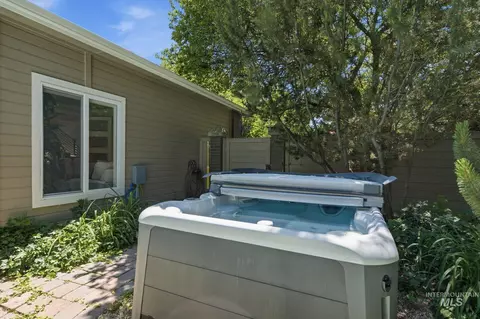 Exterior - 1294 E Versailles Ct, Boise, ID 83706 photo 9 of 11