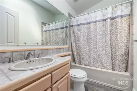 Bath - 898 N Nicklaus Ln, Eagle, ID 83616 photo 3 of 4