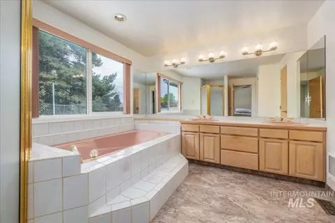 Bath - 898 N Nicklaus Ln, Eagle, ID 83616 photo 4 of 4