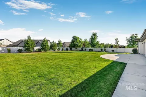 8649 Mirror Pond Dr, Garden City, ID 83714