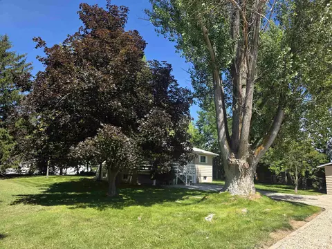 7714 Spring Dr, Nampa, ID 83687