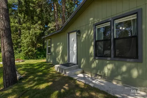 107 S Van Wyck Ave, Cascade, ID 83611
