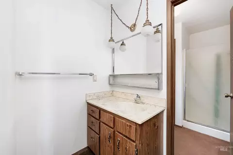 Bath - 786 Meadows Dr, Twin Falls, ID 83301 photo 2 of 2