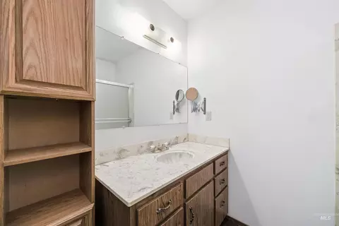 Bath - 786 Meadows Dr, Twin Falls, ID 83301 photo 1 of 2