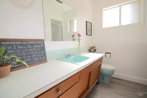 Bath - 16067 S 10th Ave, Caldwell, ID 83607 photo 3 of 5